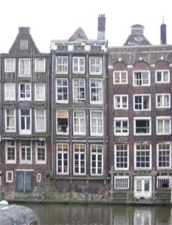 В портовом городе на Амстеле строили дома-пеналы.