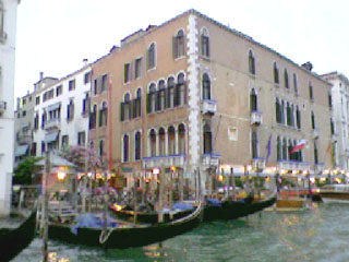 фото 2. Венеция Большой канал стоянка гондол
                                  (Венеция, Большой канал, июнь 2006).