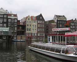 Амстердам и теплоходы, как мать и дитя.