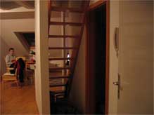 фото 1. Входная дверь и вид на комнату (Милем, квартирка под Бонном, декабрь 2005).